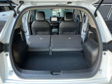 リヤシートを全て倒せばさらに荷物が積めますよ。