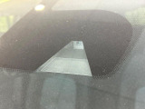 【エマージェンシーブレーキ】走行中に前方の車両等を認識し、衝突しそうな時は警報とブレーキで衝突回避と被害軽減をアシスト。より安全にドライブをお楽しみいただけます。
