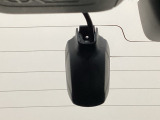 後方にもドライブレコーダーのカメラが付いています。前後両方でお車の周りを監視・記録いたします。