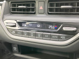 【オートエアコン】一度お好みの温度に設定すれば、車内の温度を検知し風量や温度を自動で調整。暑い&hellip;寒い&hellip;と何度もスイッチ操作をする必要はありません。快適な車内空間には必須の機能ですね♪