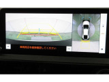 車両を上方から見たような映像をナビ画面に表示するパノラミックビューモニターです。