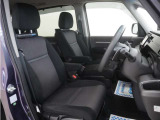 運転席のスペースはゆったりしていて、視界も広く確保されているので普段の運転からロングドライブまで快適です。