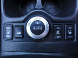 燃費性能に優れる「2WD」、自動的に前後トルク配分を行う「AUTO」、高い走破性を発揮する「LOCK」の3つのモードを、スイッチ操作で簡単に切り換えられます!