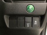 VSA装備車です。VSAはドライバーの操作と車の動きを見守っています。もし車の挙動が乱れたとき、4輪別々にブレーキをかけたり、エンジンパワーをしぼることによって車を安定させます。