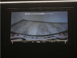 バックカメラ搭載です!車庫入れが苦手な人はもちろん、車両感覚に自信がある人にもお勧めです!見えない箇所が見えるようになるので、低い障害物や隠れてしまっている子供の存在等にも気付く事が出来ます。