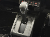 【フロアシフト】直感的な操作性や手に取りやすいレバー位置が特徴です。