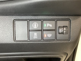 ハンドルの右側にはヘットライトリベライザーとHondaセンシング用のメインスイッチがついています。ヘッドライトリベライザーは道路状況や積荷の加重に応じてライトの高さを調節できます。