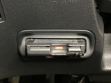 ハンドルの左下にETCがついています。高速道路の料金所の通過も楽々です!。 カードの取り出しもしやすい場所についています。