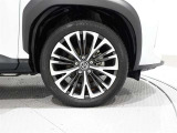 純正のアルミホイールを装備しております。(215/50R18)