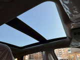 ガラスルーフで開放感のある車内空間を楽しむことが出来ます!