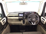 【前方視界】開放的な前方視界!運転がしやすく疲れにくいです♪窓が大きく、見通しがとっても良いおクルマですよ♪