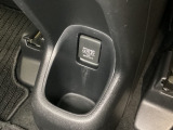 アームレストの後ろ側にはカップホルダーと、その中にあるアクセサリーソケットはUSBのアダプターをつければ移動中に充電もできるので便利です。