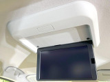 【フリップダウンモニター】大画面モニターで後席でもエンタメをお楽しみいただけます。小さなお子様にも大人気の装備です♪