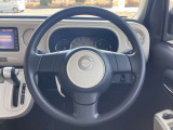 ステアリングのスレなどもなく、きれいな状態を保っております。また、メーターにも重度の高い警告などもございませんのでご安心を