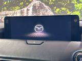 【12.3インチマツダコネクト】車内の雰囲気にマッチした大型ディスプレイ。スマホ接続でのナビ使用やBluetooth再生等、様々な機能が楽しめます。直感的なダイヤル操作が可能で、使い勝手も良好です。