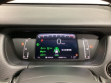 デジタル表示のスピードメーターとタコメーター、燃費やオドメーターなどの表示の他に、ホンダセンシング機能などの表示もできる多機能なマルチインフォメーション・ディスプレイです。