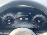 視認性の良いメーターで中央にモニターがあり車両情報等が映し出されます。