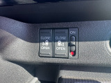 両側電動スライドドアです。リモコンや運転席スイッチ、ドアハンドルの操作で自動開閉。お子さまを抱きかかえている時や荷物の多い時などに便利です。