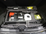 ラゲージ床下へパンク修理キットを装備しております。