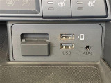◆充電用USB端子◆センターコンソールにスマホなどの充電に便利な専用USB端子を2口装備。