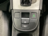 セレクトレバーの下に電子制御パーキングブレーキがあります。スイッチひとつで、停車した地点の傾斜などをシステムが検知・判断してブレーキ力を自動的に最適制御し、しっかり停車できるパーキングシステムです。
