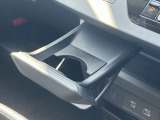 収納式ドリンクホルダーはセンターにあって取りやすい位置です。