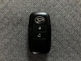 スマートキーを装備しています☆カギをカバンやポケットに入れて頂いた状態でドアロックの開閉やエンジンスタートをして頂けますよ!とても便利な装備です!