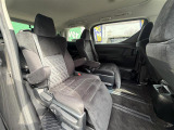 後部座席もゆったりと座れるスペースが確保できます!!足元も広々しております☆大人数でのお出かけも会話が弾みますね♪