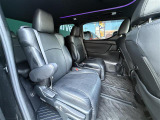 後部座席もゆったりと座れるスペースが確保できます!!足元も広々しております☆大人数でのお出かけも会話が弾みますね♪