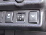 LDW(車線逸脱警報)は、フロントカメラによりレーンマーカーを検知し、意図せずに走行車線から逸脱しそうな場合、メーター内の警告灯とブザーで注意を喚起し、クルマを車線内走行に戻す操作を促します。
