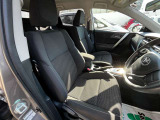 フロントシートです。運転席には座面の上下調節が可能なハイトアジャスターが装備されております。大きな痛み等が無く綺麗な状態です。