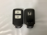 スマートキーを装備しています。鍵を差し込むことなくドアロックの開け閉めと、スタートボタン操作でのエンジンスタートができます。スペアキーも同じものを用意しております。