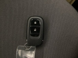 スマートキー装備。 キーをポケットに入れたままでもドアのロック&アンロックができ、雨の日や、荷物の多い時に大活躍です。
