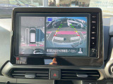 空から見ているような視点で周囲が確認できるアラウンドビューモニター、クルマの真上から見ているかのような映像によって、周辺の見えにくい障害物でも気付くことができます。