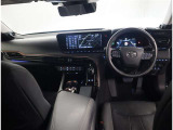 デザインもよく、居心地のよい運転席ですね。分かりやすいスイッチ類ですから操作もしやすく運転をサポートします。ぜひご来店いただき、実際にお座りいただいてステアリングを握ってみてください!