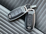 【インテリジェントキー】 ドアロックの開閉やエンジンスタートの操作までもボタンひとつでOKなんです。お買い物で、両手が塞がっている時もキーをポケットに入れていればボタン一つでドアロックを開閉出来ますよ