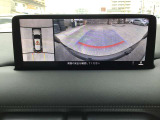 360&deg;ビューモニターでは前後左右4つのカメラ映像をさまざまな走行状況に応じて切り替えてセンターディスプレイに表示することで、駐車時や狭い道でのすれ違い時、見通しの悪い交差点進入時でも安心感を高めます
