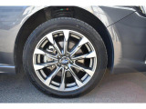 純正17インチアルミホイル/タイヤサイズは215/50R17です