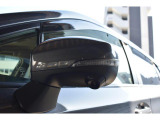 助手席側ドアミラーに装着されたカメラの映像をディスプレイに表示。自車の助手席側前方の様子が確認でき、狭い道への進入やすれ違い、道路端への幅寄せ駐車などをより安心して行うことができます。