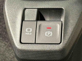 指先だけで簡単に操作が可能な電動パーキングブレーキを採用。「HOLD」スイッチを押すと、渋滞や信号待ちなどでブレーキペダルから足を離しても、ブレーキを保持するので安心です