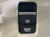 セレクトレバーの右に電子制御パーキングブレーキがあります。スイッチひとつで、停車した地点の傾斜などをシステムが検知・判断してブレーキ力を自動的に最適制御し、しっかり停車できるパーキングシステムです。