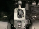 CVT車のセレクトレバーです。低速から高速まで、変速ショックのないスムーズな走りと、エンジン効率のよい領域を維持して燃費にも貢献します。サイドブレーキはスイッチ操作の電子制御パーキングブレーキです。