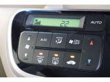 フルオートエアコンが装備されています!お好みの温度設定をするだけでエアコンの風量やモードの切り替えを自動でコントロールしてくれます!ユーザーの操作が少なく燃費走行にもつながります!
