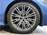 BMWの純正アロイホイールは軽量かつ強度にも優れているホイールで走行性能を引き上げる設計になっております。足元にもBMWは妥協がなくこだわっている個所になります。