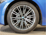 BMWの純正アロイホイールは軽量かつ強度にも優れているホイールで走行性能を引き上げる設計になっております。足元にもBMWは妥協がなくこだわっている個所になります。