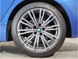 BMWの純正アロイホイールは軽量かつ強度にも優れているホイールで走行性能を引き上げる設計になっております。足元にもBMWは妥協がなくこだわっている個所になります。