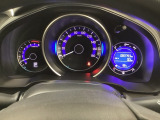 真ん中にスピードメーターを配した、見やすい3眼メーターになっています。右側のインフォメーション画面でオドメーターや燃費などの情報を確認できます。