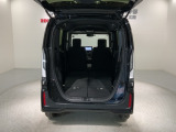 リアシートを倒すと、ラゲッジスペースを広くお使いいただけます!