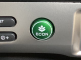 ECON モードをON にするとアクセルペダルの動きに対するエンジンの反応とエアコンの制御を切り換えることで、燃費のいい運転をするドライバーがペダルを踏んだ時と同じようにエンジンを制御します。