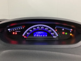 スピードメーターを大きく配した見やすいメーター部になっています。中央のインフォメーション画面でオドメーターや燃費などの情報を確認できます。